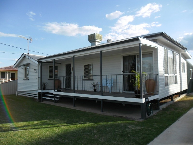 13 CENTENARY AVENUE, Miles QLD 4415