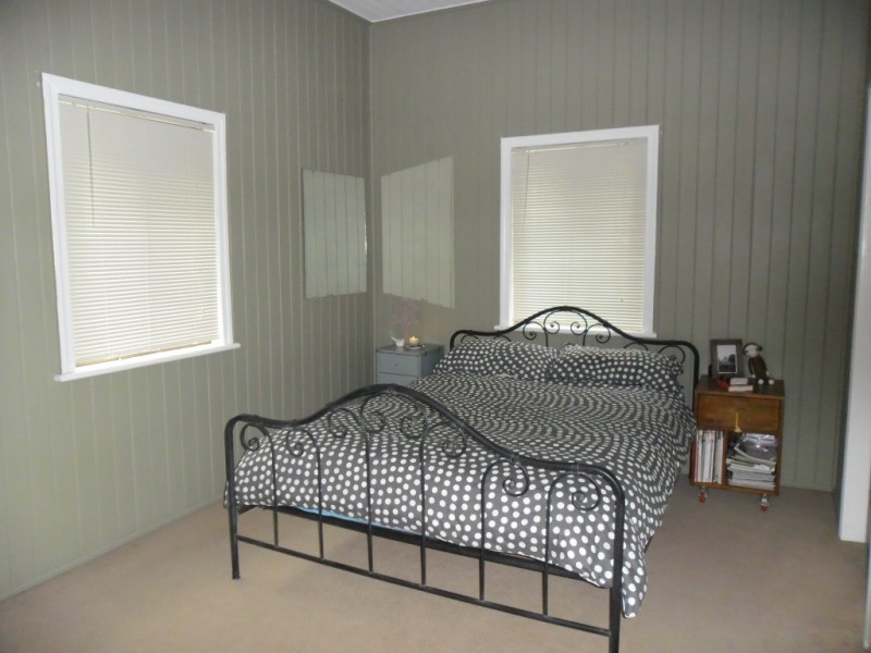 6 EDITH ST, Miles QLD 4415