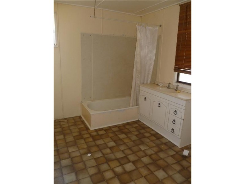 16 HOFFMAN ST, Roma QLD 4455