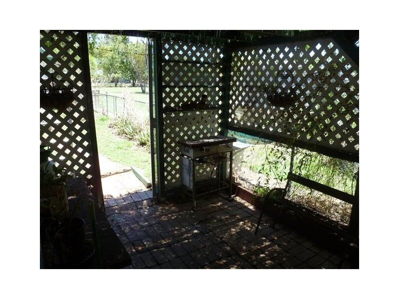 11 CREEK ST, Yuleba QLD 4427