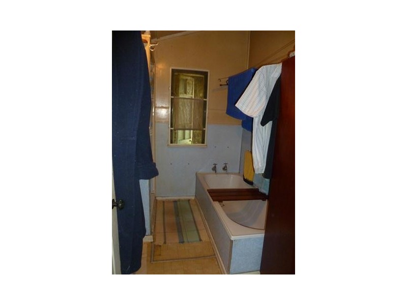 11 CREEK ST, Yuleba QLD 4427