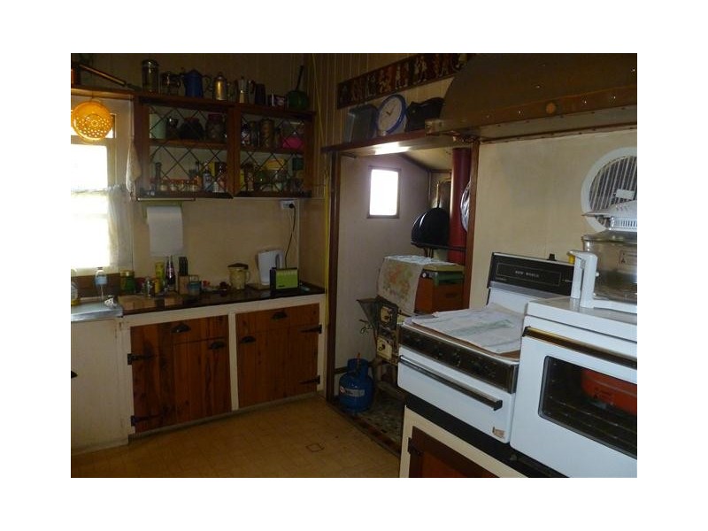 11 CREEK ST, Yuleba QLD 4427