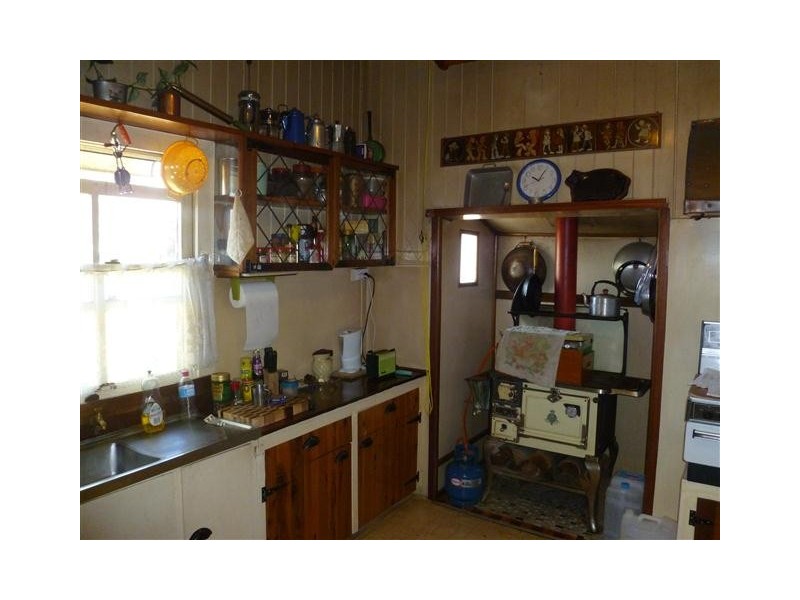 11 CREEK ST, Yuleba QLD 4427