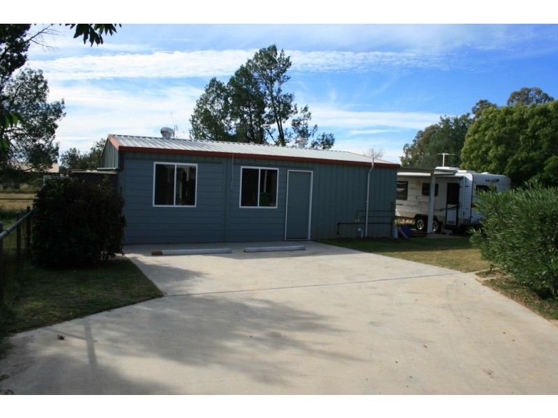 11 DAISY STREET, Miles QLD 4415