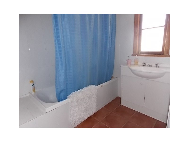 28 GARDEN ST, Blackall QLD 4472