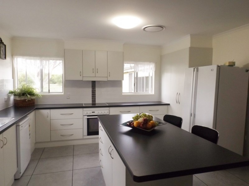 42 Edwardes Street, Roma QLD 4455