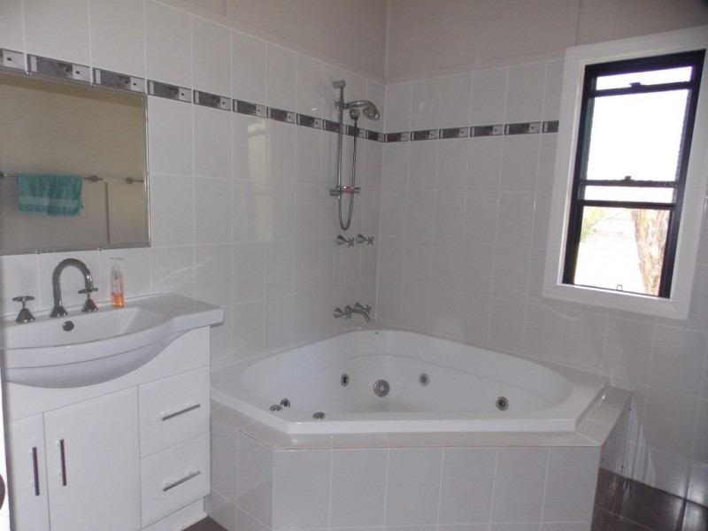 13 Violet Street, Blackall QLD 4472