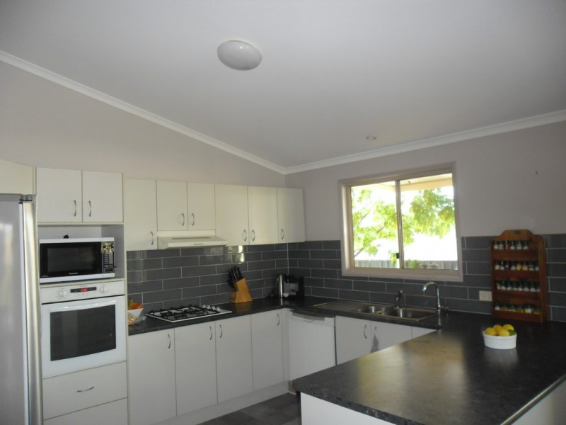 7 Racecourse Road, Miles QLD 4415