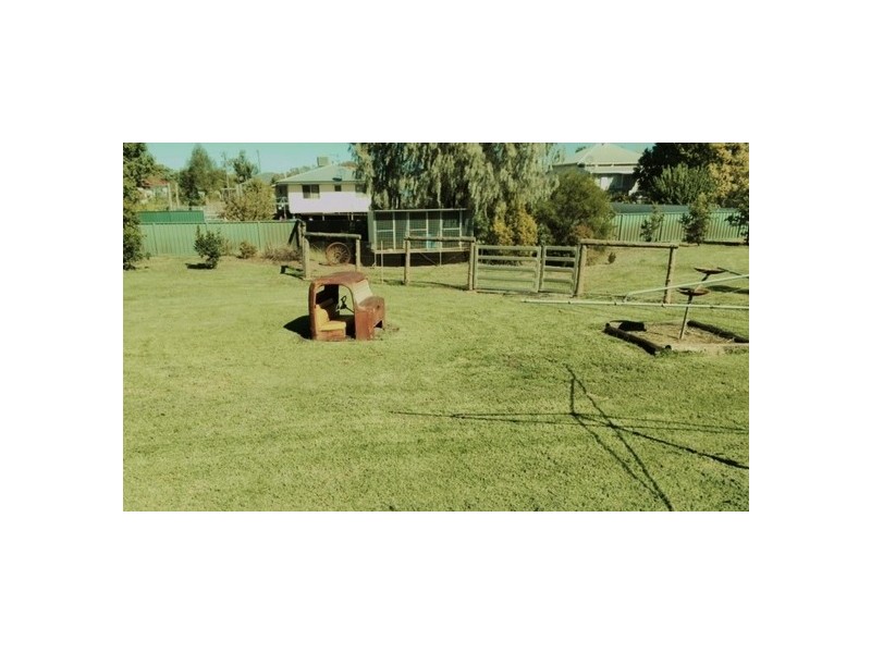 94 Robert Street, Surat QLD 4417