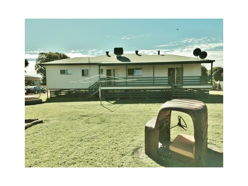 94 Robert Street, Surat QLD 4417