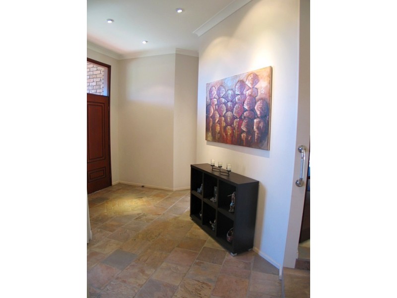 3 Elsemore Crt, Carrara QLD 4211