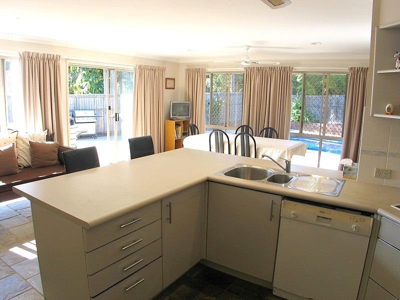 3 Elsemore Crt, Carrara QLD 4211