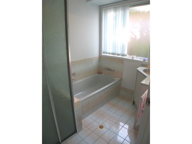 4 Muston Crt, Carrara QLD 4211