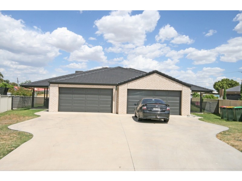 9 and 9a Mawson Close, Tamworth NSW 2340