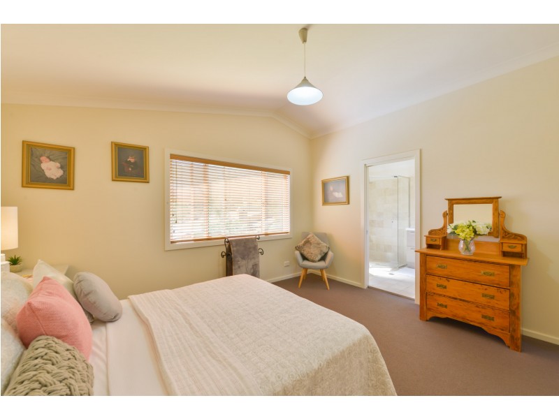 12 Bushland Ave, Tamworth NSW 2340