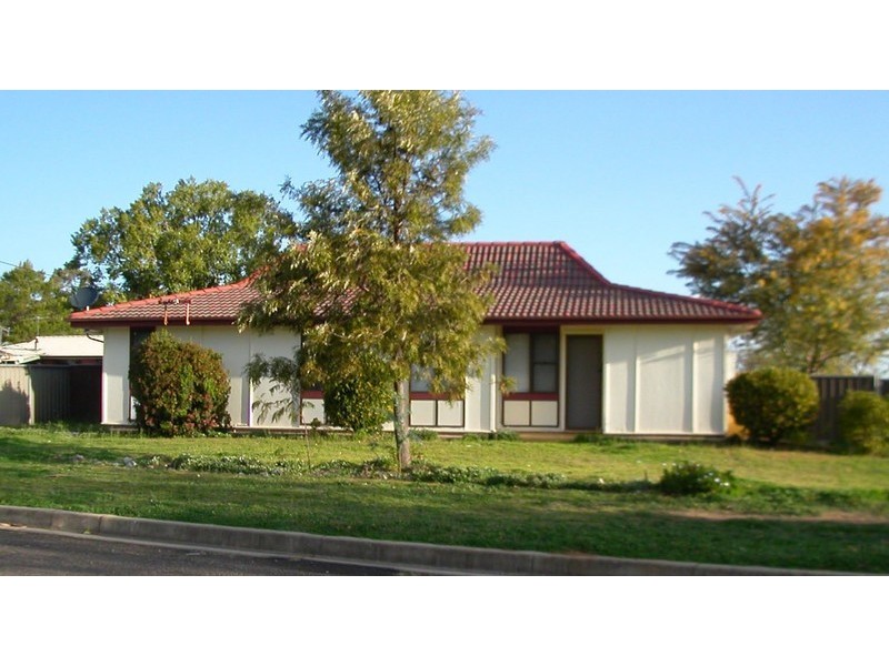 4 SUE CRES, Tamworth NSW 2340