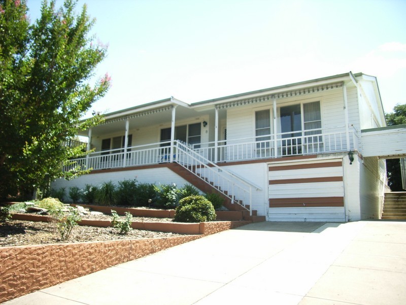 8 Upper Street, Tamworth NSW 2340