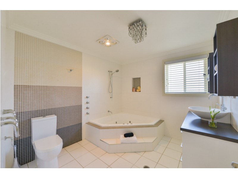 13 Woodside Road, Tamworth NSW 2340