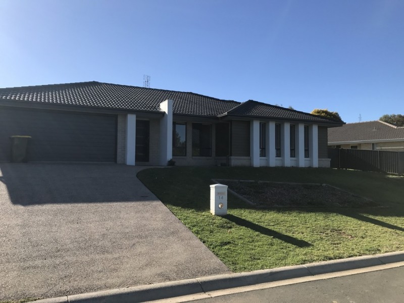 14 Regal Park Drive, Tamworth NSW 2340