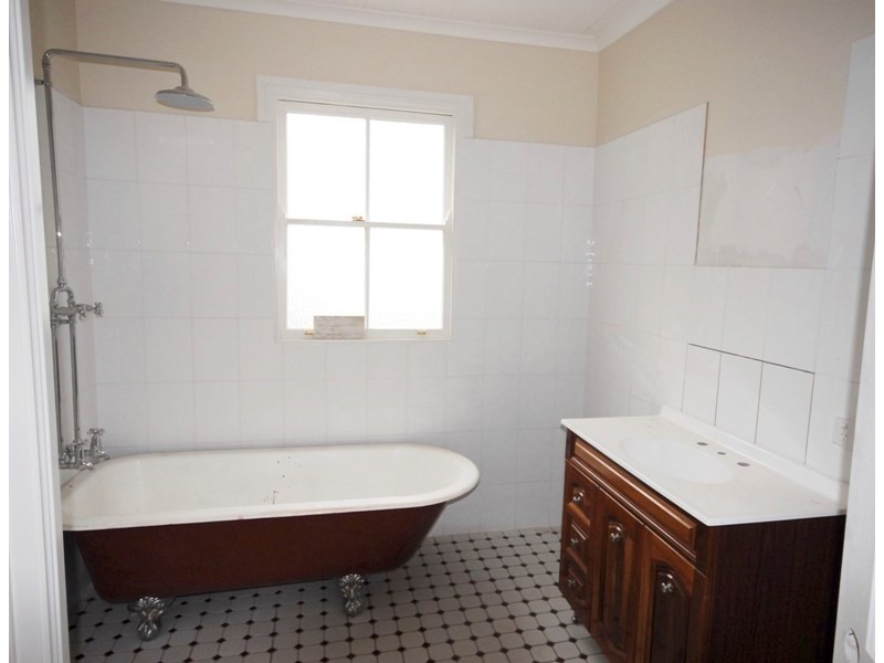 34 GIPPS STREET, Tamworth NSW 2340