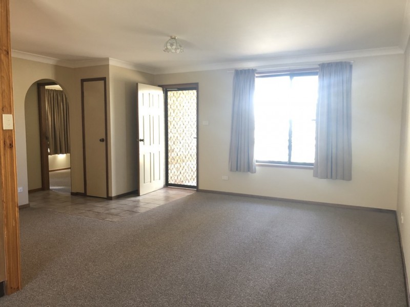 2/18 Charles Coxen Close, Tamworth NSW 2340