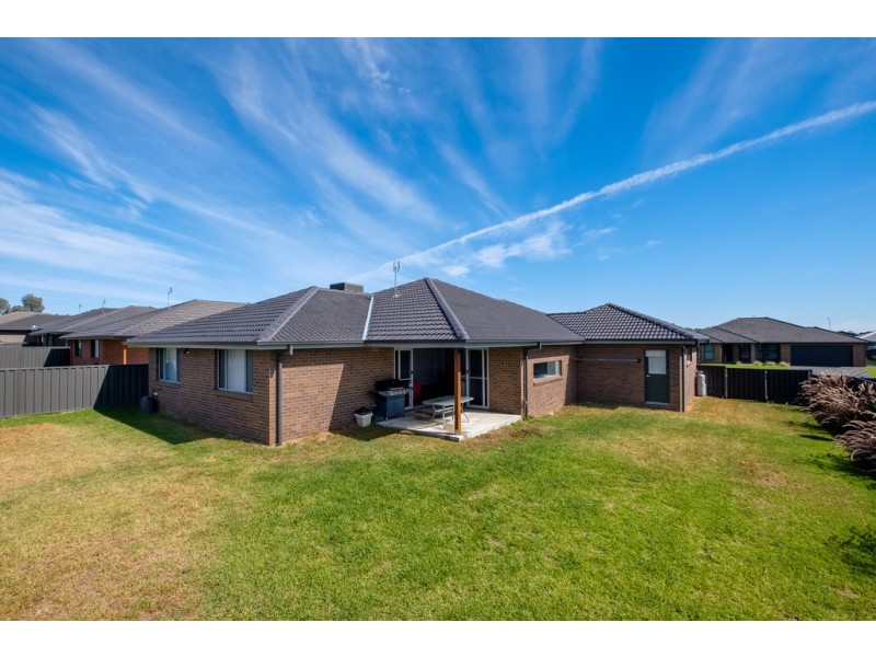 11 Simmental Way, Tamworth NSW 2340