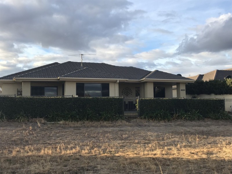 41 The Retreat, Tamworth NSW 2340