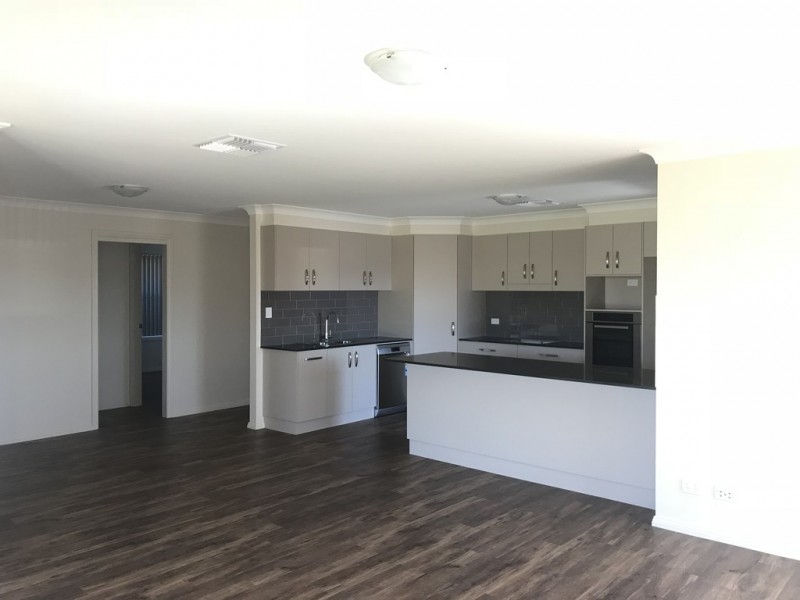 24 Lambrusco Way, Tamworth NSW 2340