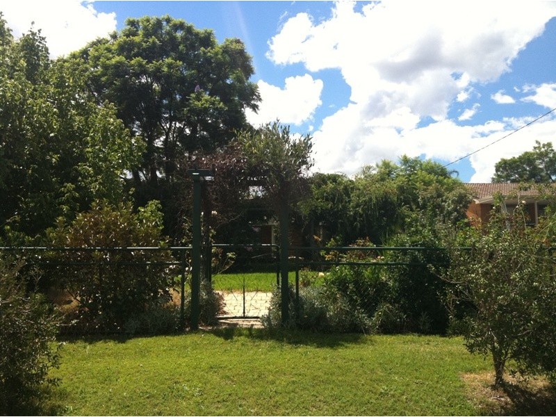 9 Pine Street, Kootingal NSW 2352