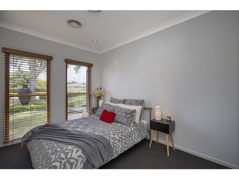 8 The Grange, Tamworth NSW 2340