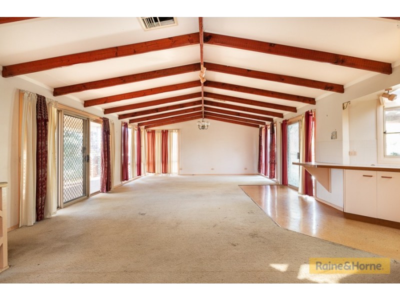 27 Peregrine Ave, Tamworth NSW 2340