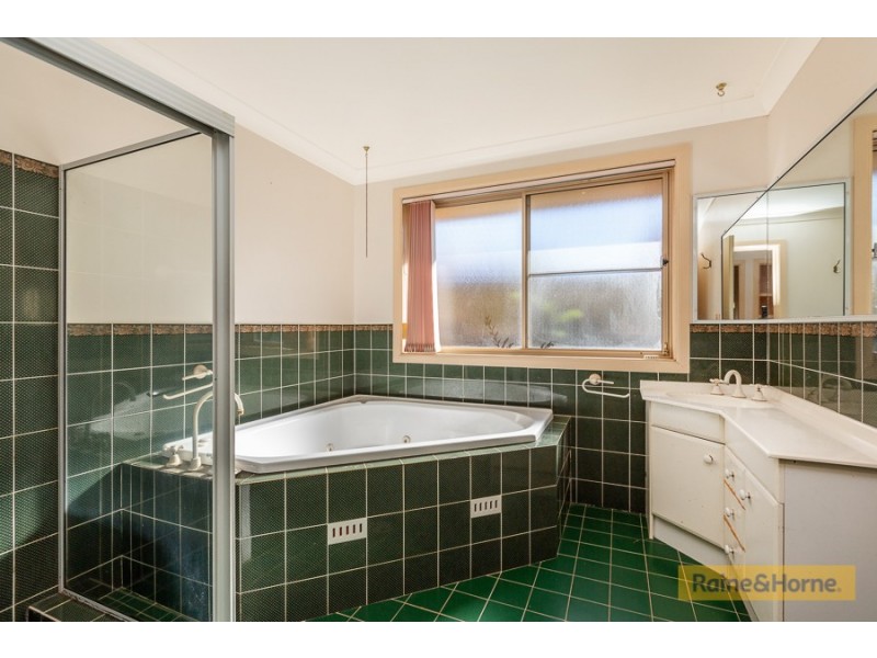 27 Peregrine Ave, Tamworth NSW 2340