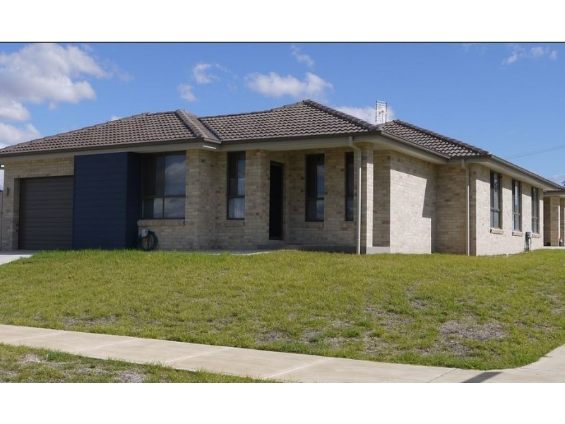 4 a and b Appaloosa Place, Tamworth NSW 2340