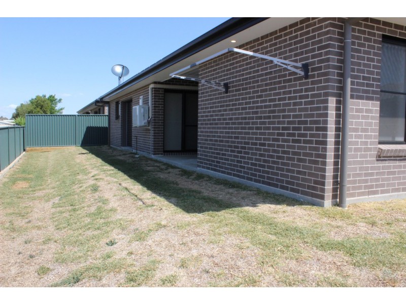2/7 Gabriella Way, Tamworth NSW 2340