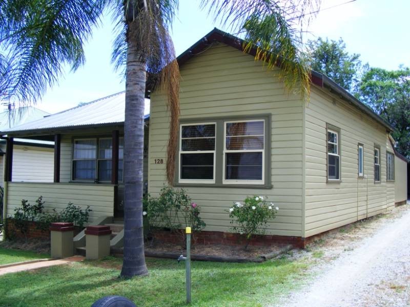 128 Denison Street, Tamworth NSW 2340