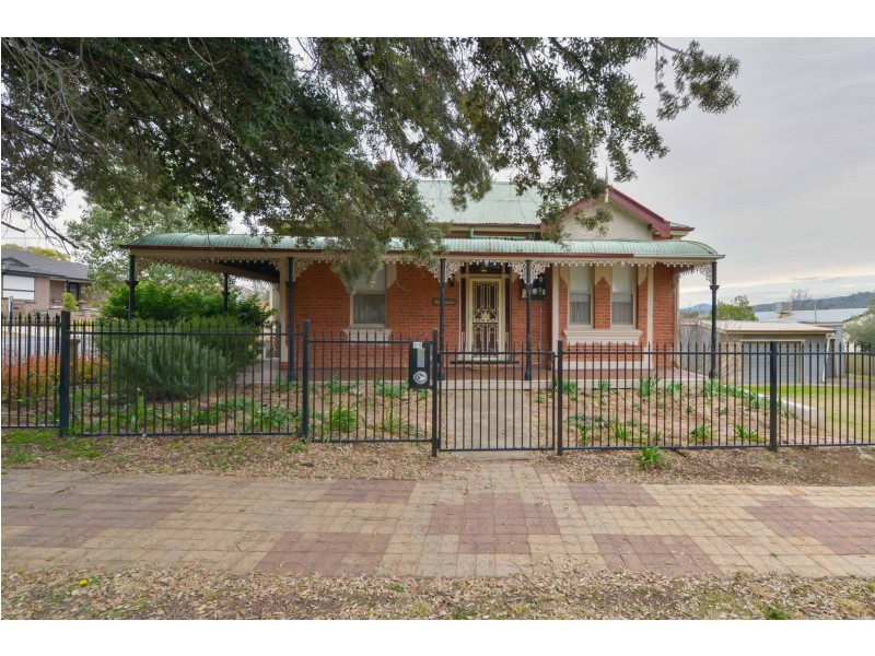 11 GIPPS STREET, Tamworth NSW 2340