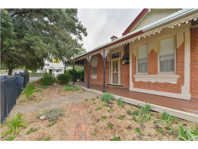 11 GIPPS STREET, Tamworth NSW 2340