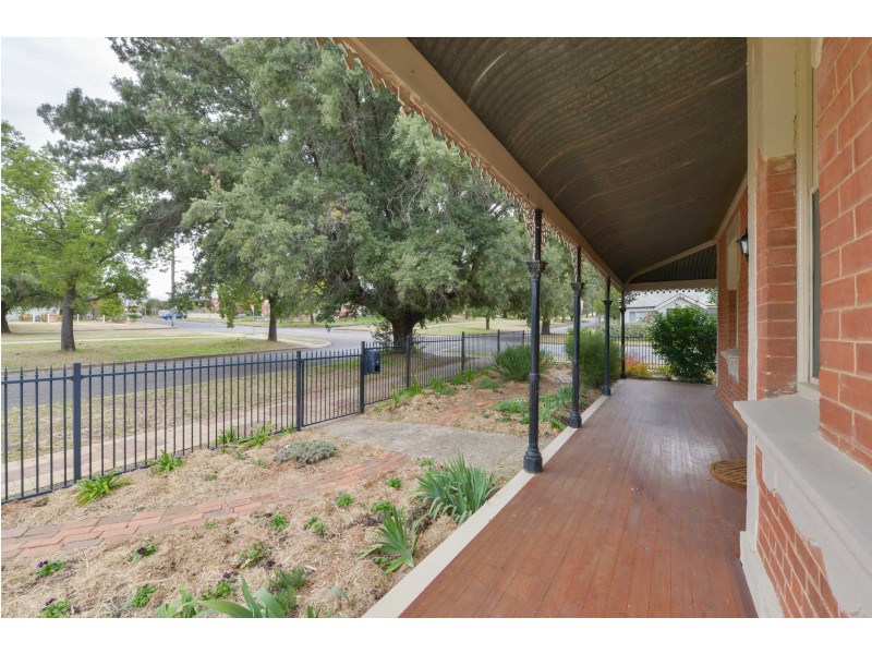11 GIPPS STREET, Tamworth NSW 2340