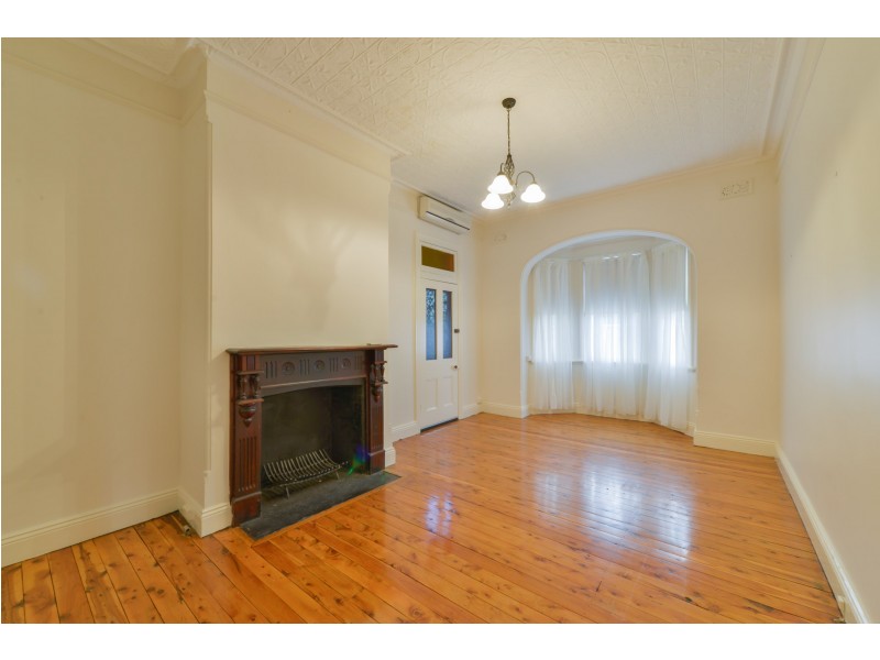11 GIPPS STREET, Tamworth NSW 2340