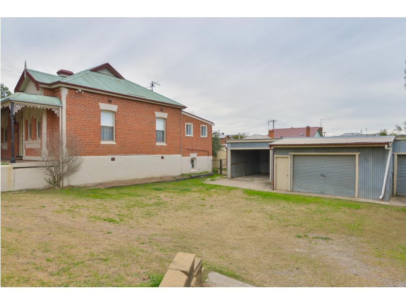 11 GIPPS STREET, Tamworth NSW 2340