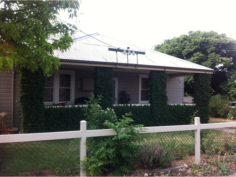 39 Gipps Street, Tamworth NSW 2340