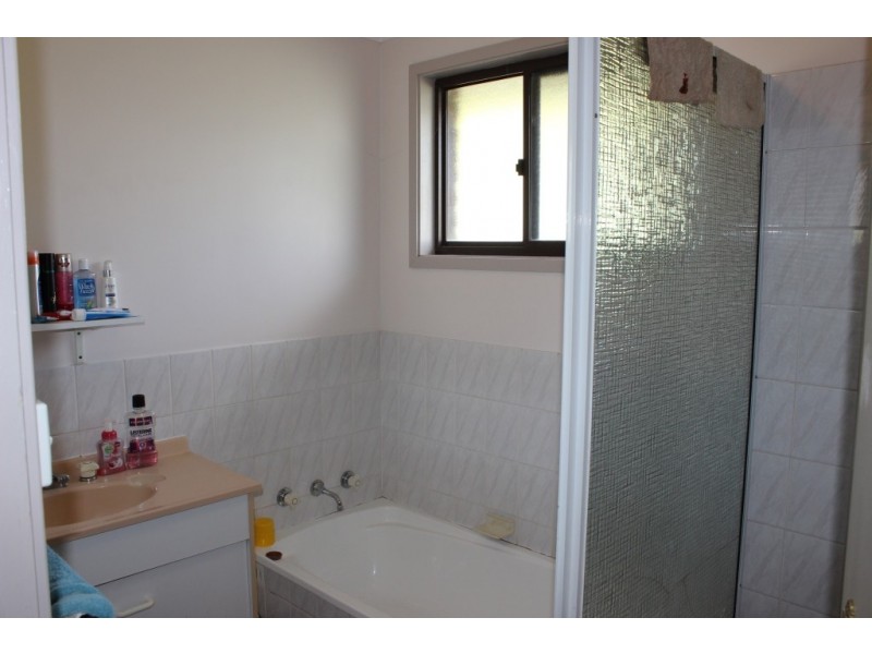 8 Gilbert Drive, Tamworth NSW 2340