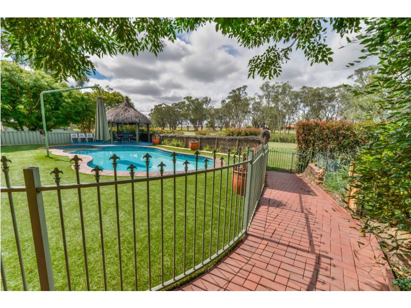 10 Matilda Place, Tamworth NSW 2340