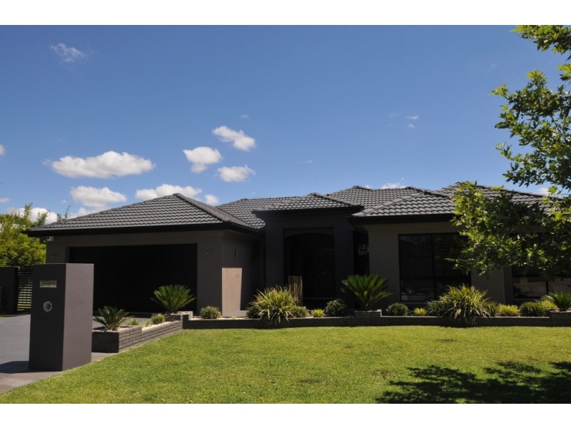 27 The Grange, Tamworth NSW 2340