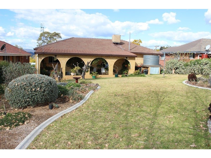 86 Oak Street, Tamworth NSW 2340