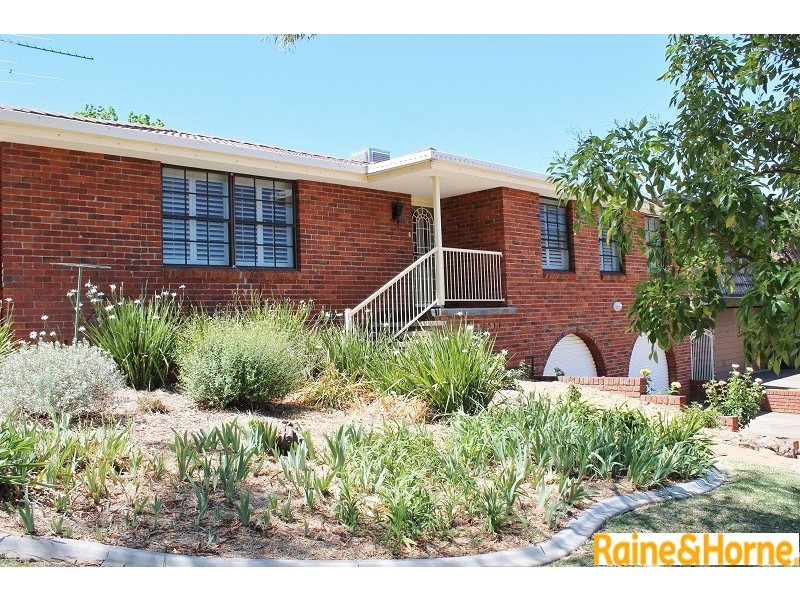 18 Woodburn Way, Tamworth NSW 2340