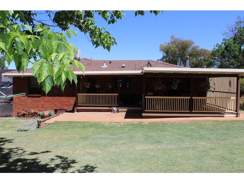 18 Woodburn Way, Tamworth NSW 2340