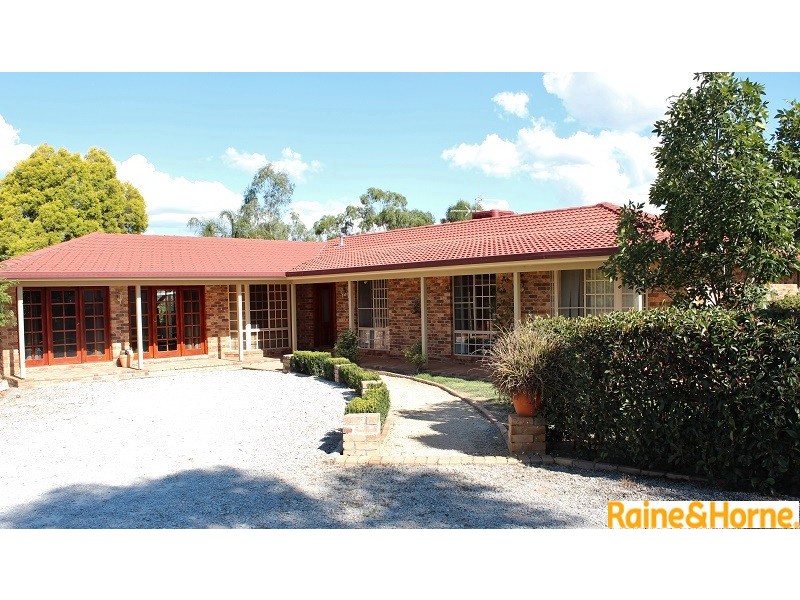 2 Palmer Drive, Tamworth NSW 2340