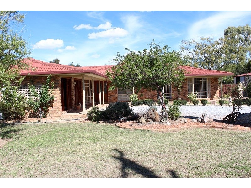 2 Palmer Drive, Tamworth NSW 2340