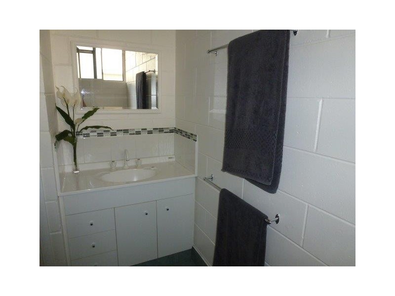 2/21 Carr Cres, Lucinda QLD 4850